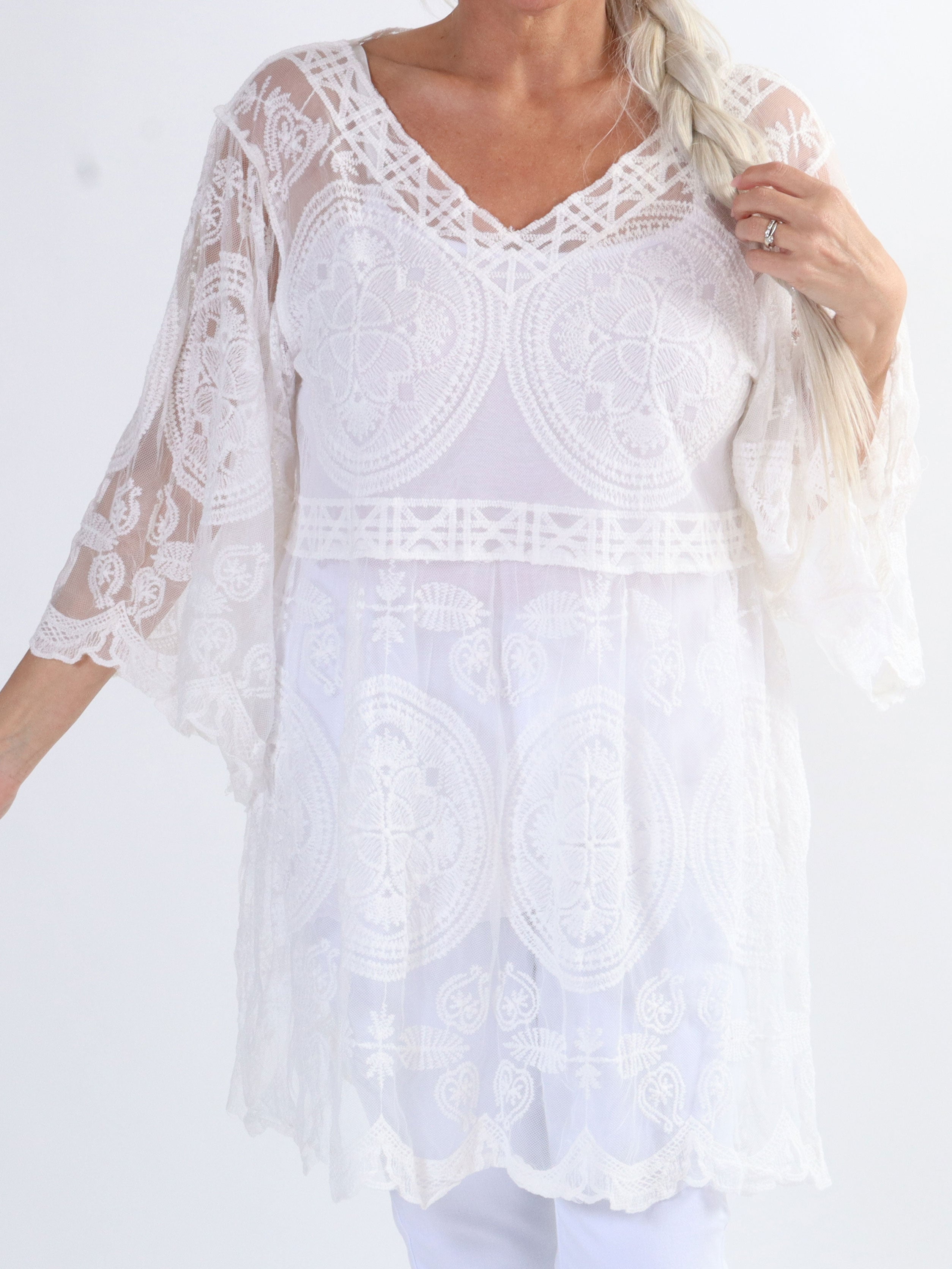 Tessa - Söt plus size semi-transparent spetstunika